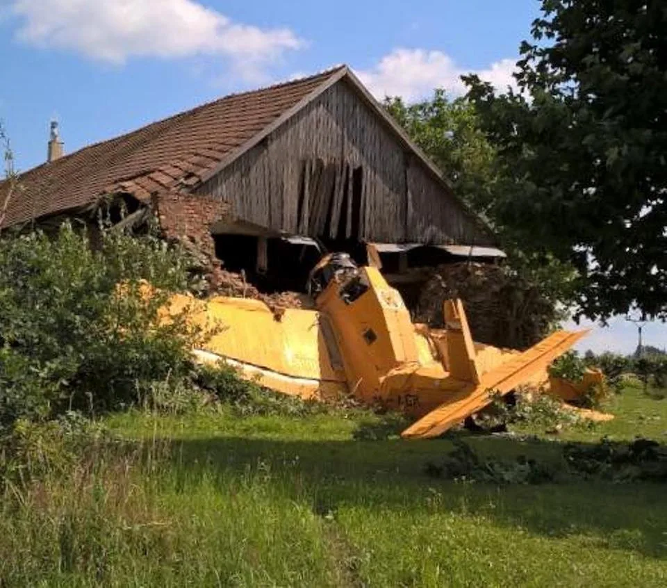 V Klokočově spadlo letadlo. Řidič skončil s vážným zraněním v nemocnici