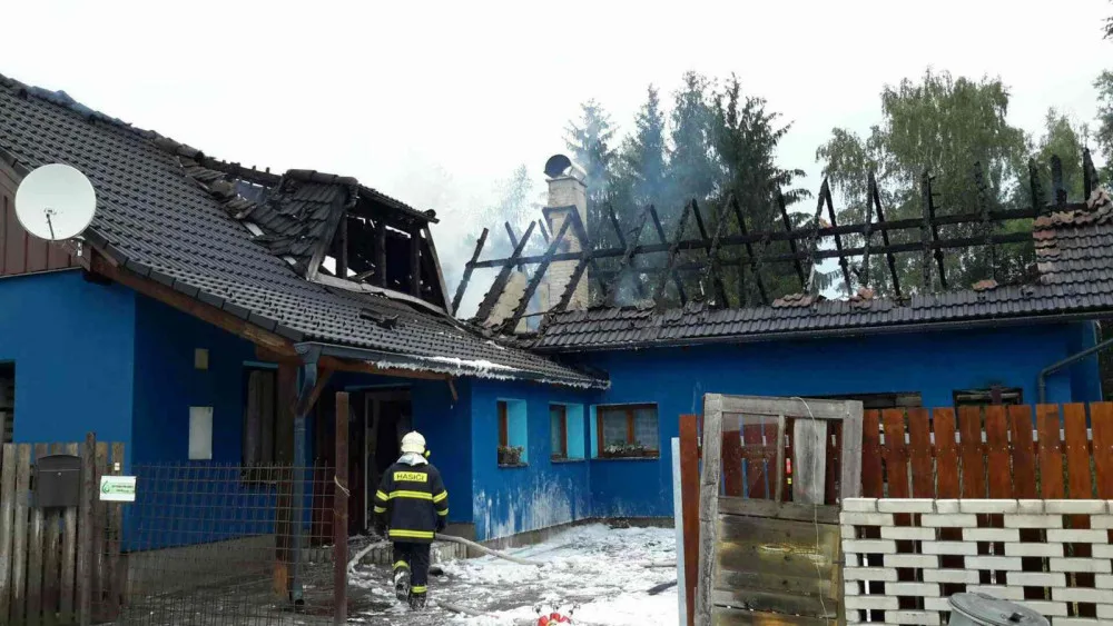 Na Jihlavsku hořel rodinný dům s garáží. Škoda se vyšplhala na pět milionů korun