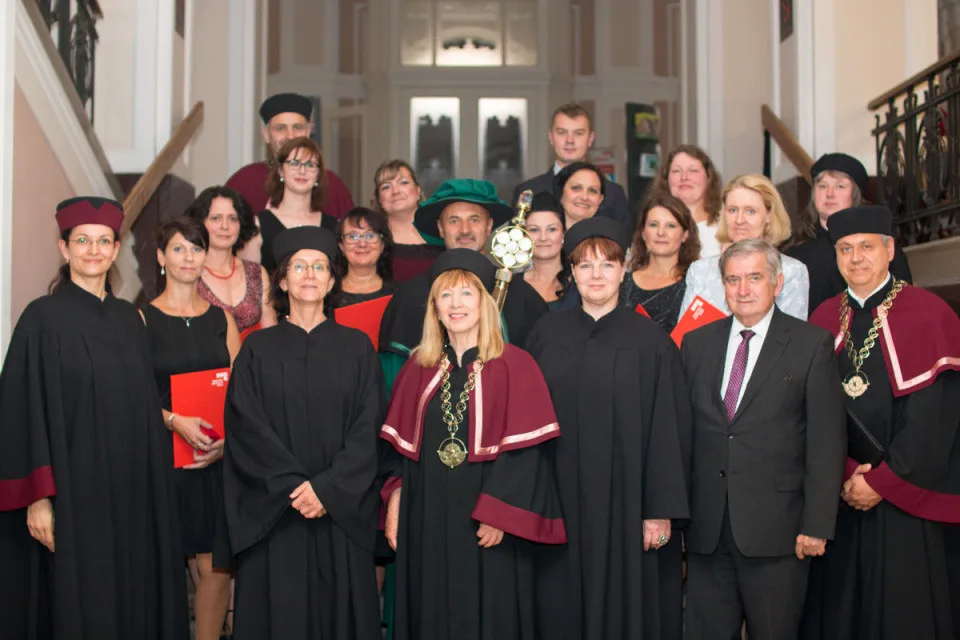 Na VŠPJ začaly promoce. Diplomy si poprvé odnesli absolventi kvalita a bezpečnost práce ve zdravotnictví