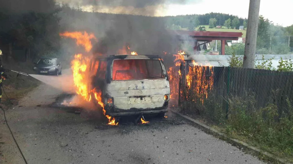 V Rantířově hořela dodávka s garáží. Škoda se vyšplhala na osmdesát tisíc korun