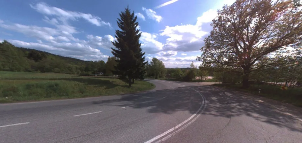 Místo častých nehod v Kostelci bude bezpečnější. U Kapličky se změní jízdní pruhy i povrch