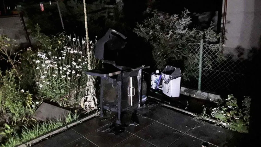 Na zahradě rodinného domu hořel gril. Jeden člověk se popálil