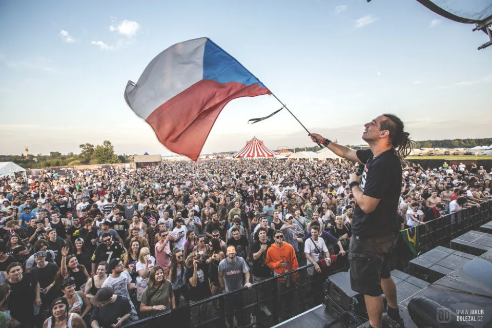 VIDEO: Let It Roll klepe na dveře. Největší drum and bassový festival proběhne opět v Milovicích