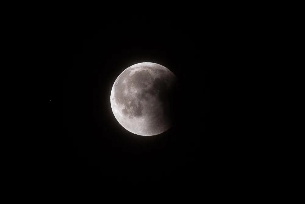 FOTO: Na obloze bylo vidět nejdelší zatmění měsíce. V Jihlavě podívanou překazila oblačnost