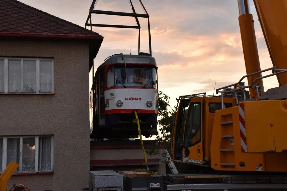 Reakce jsou většinou pozitivní, lepší, než aby šla do šrotu, říká majitel garáže s tramvají na střeše