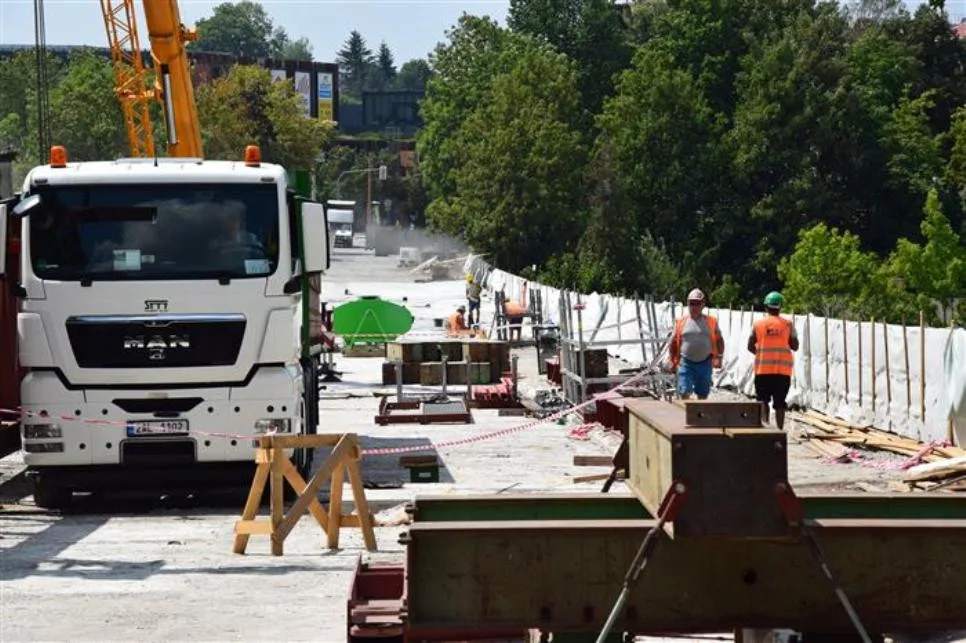 Rekonstrukce Brněnského mostu v Jihlavě je za polovinou. Dělníci pracují i v tropických dnech