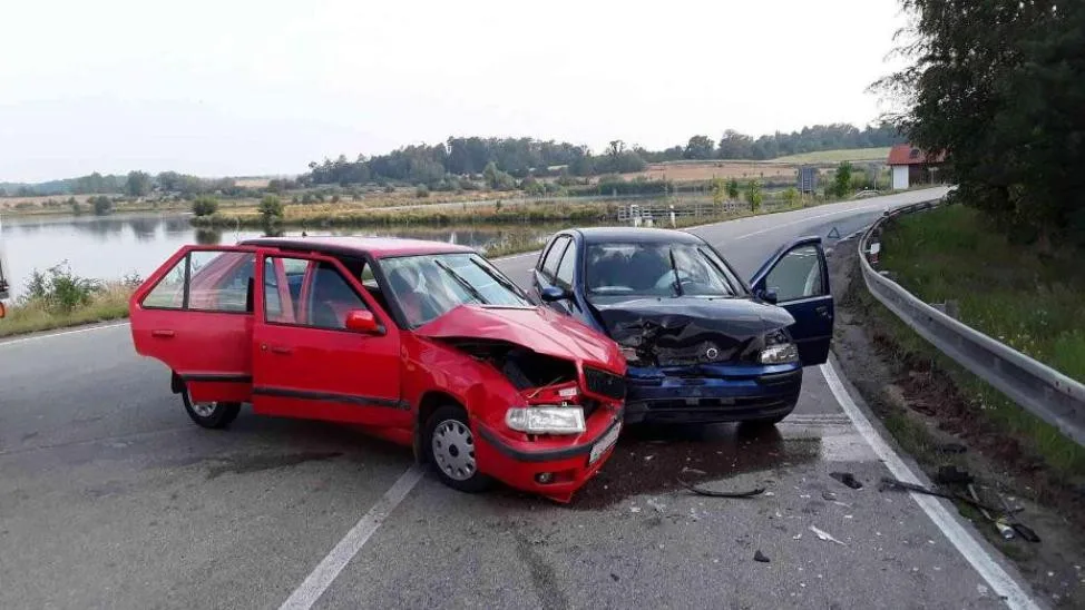 Nehoda dvou osobních aut u Náměště nad Oslavou: Výsledkem jsou tři zranění lidé