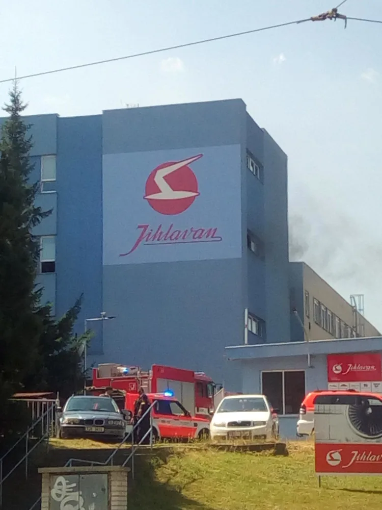 Hoří druhé patro ve firmě Jihlavan, na místě zasahuje více než dvacet jednotek