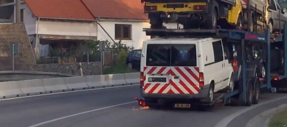 VIDEO: Řidič s naloženým návěsem měl co dělat, aby kolos udržel na silnici. Jízdu ukončil výbuch pneumatiky