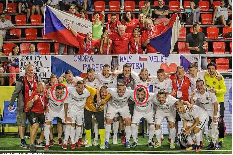 Český vítězný tým, zakroužkovaní jsou reprezentanti z Jihlavy. Vlevo Jakub Göth, vlevo Robin Demeter