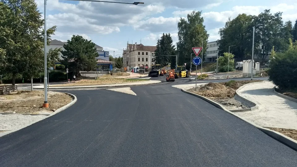 Kruhový objezd několik dní před otevřením