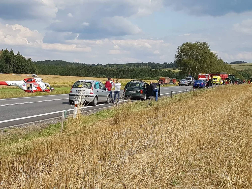 Střet motorkáře s traktoristou: Dva zranění lidé, do nemocnice je transportoval vrtulník