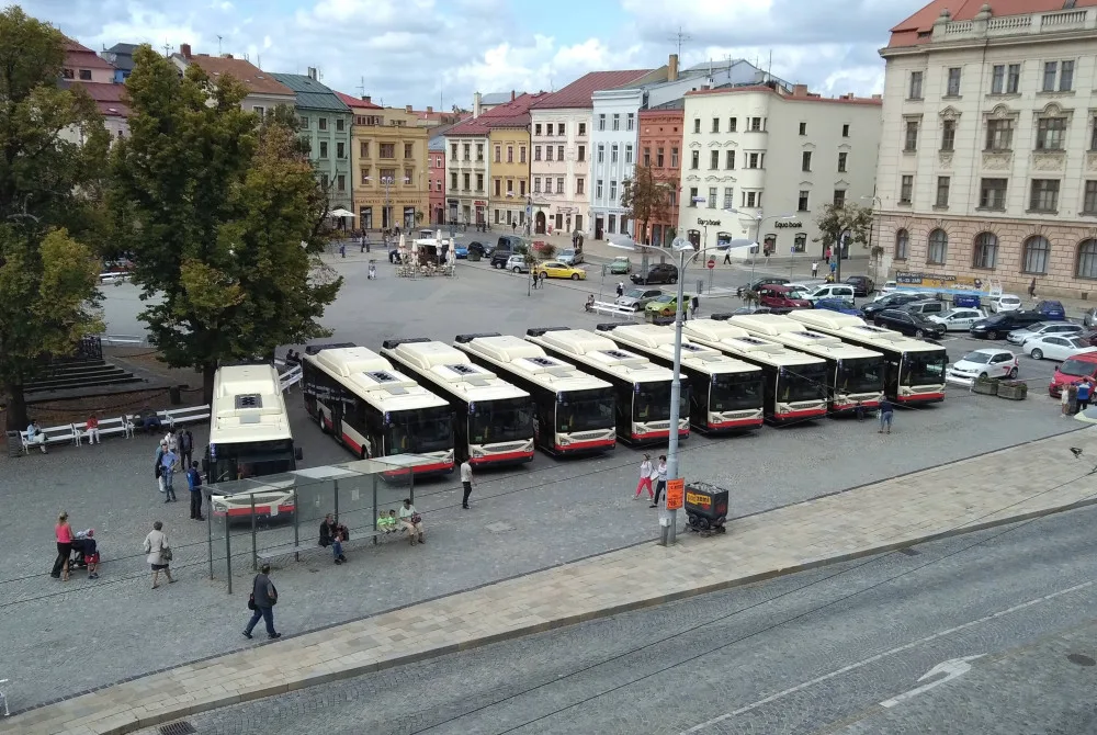 Jihlavou se bude prohánět devět nových autobusů. Lidé je dnes uvidí na náměstí