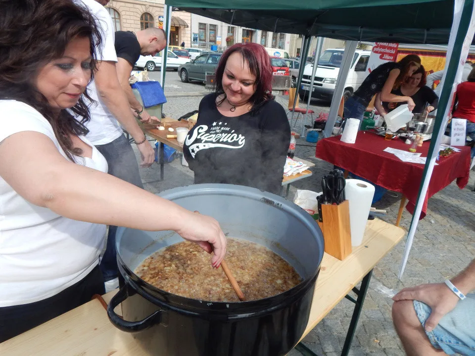 Jihlavské náměstí v sobotu provoní guláš. Nadační fond Šťastná hvězda již potřetí pořádá Gulášfest