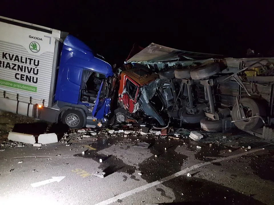 Na výjezdu z Brodu bouralo pět aut. Těžce zraněný řidič skončil v brněnské nemocnici
