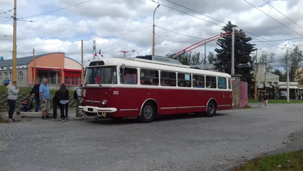 Ulicemi Jihlavy projížděly historické trolejbusy. Lidé mohli využít dopravu zdarma