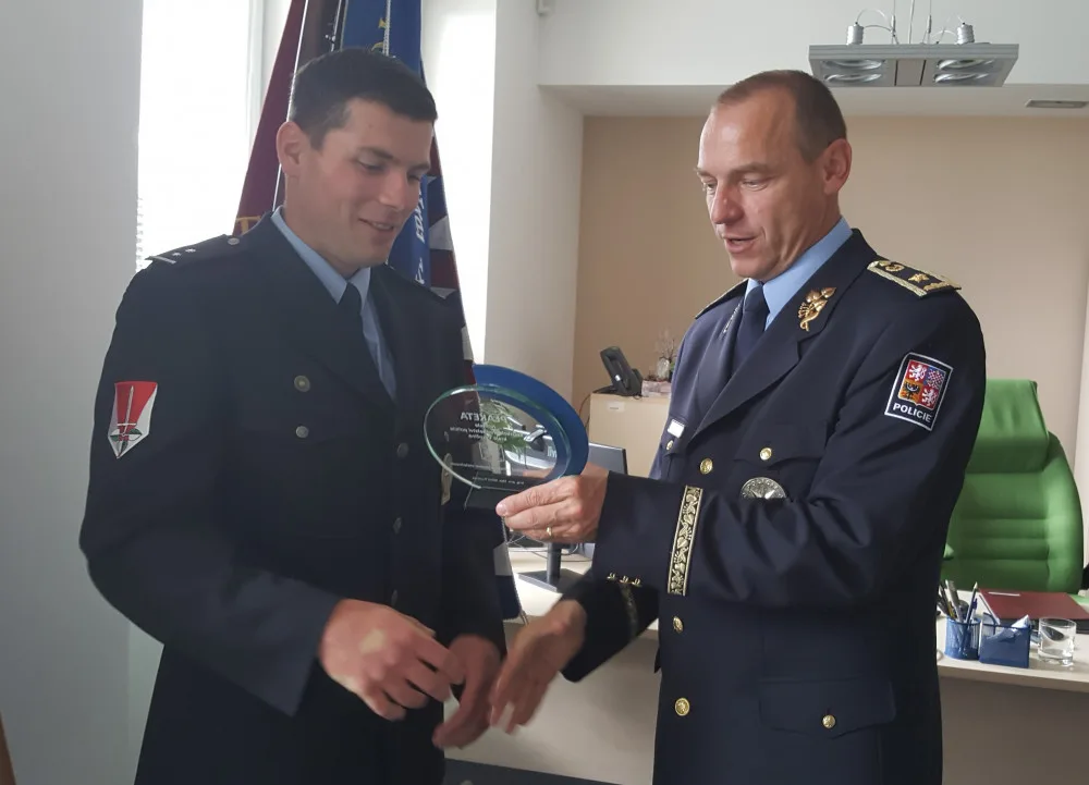 Zachránil život ženě, která prodělala akutní infarkt. Dnes byl oceněn kolegy policisty