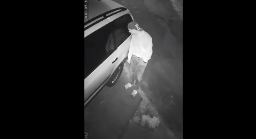 Neznámý vandal se vloupal do zaparkovaného auta. Není vám muž ve videu povědomý?
