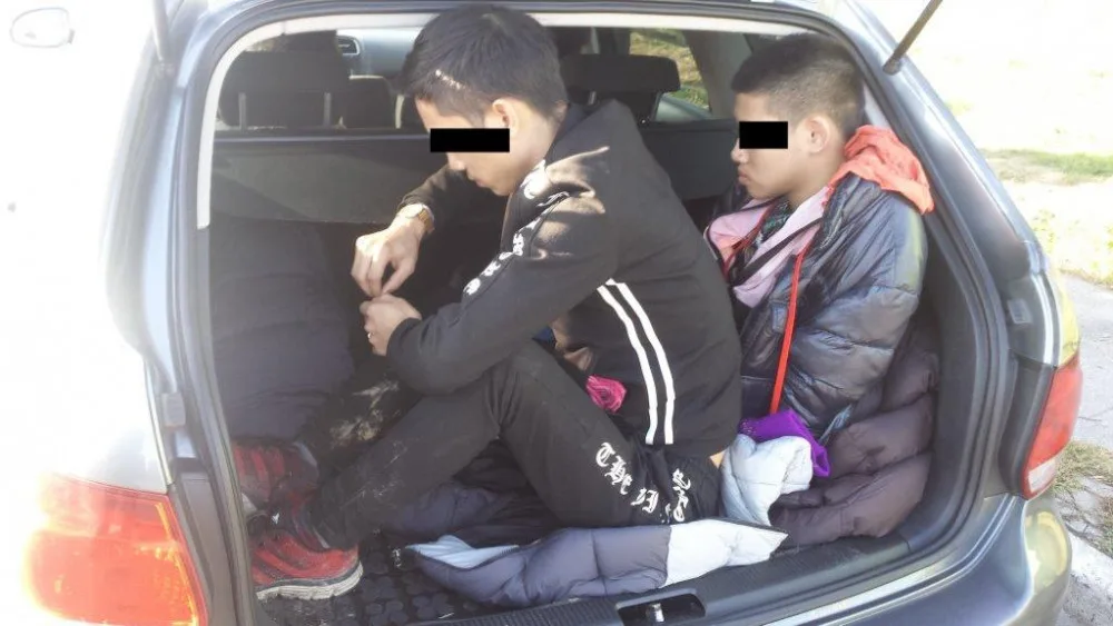 Bylo zadrženo deset běženců i s převaděči, dva jeli v kufru. Zapojila se i policie na Vysočině