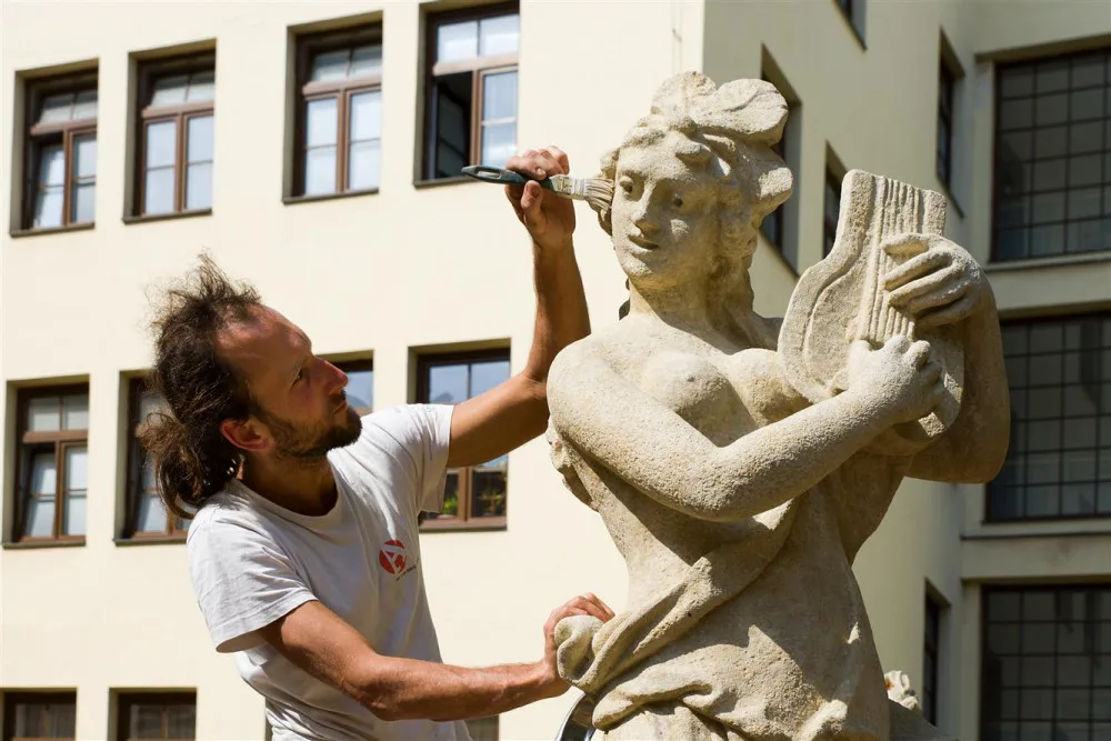Město zrestaurovalo sochy na dvoře radnice. Oprava minula pouze jednu z nich
