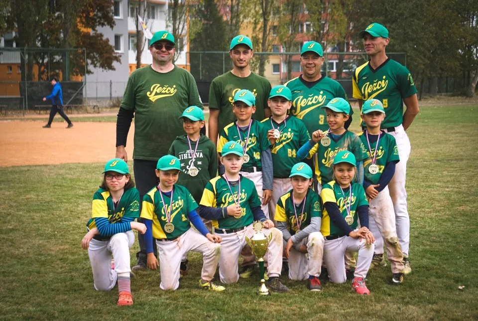 Mladí baseballisté z Jihlavy excelovali. Ze závěrečného turnaje si přivážejí vítězný pohár 