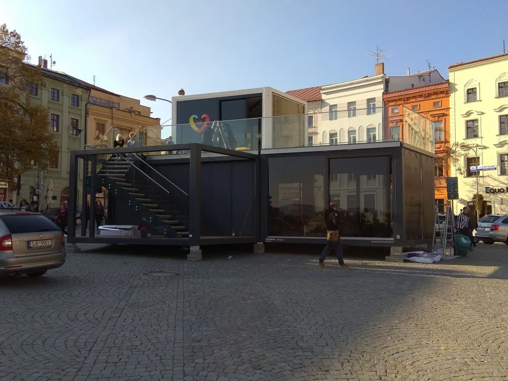 Od včerejška je v horní části Masarykova náměstí k vidění už i oblíbený Maják - festivalové centrum pro návštěvníky festivalu.