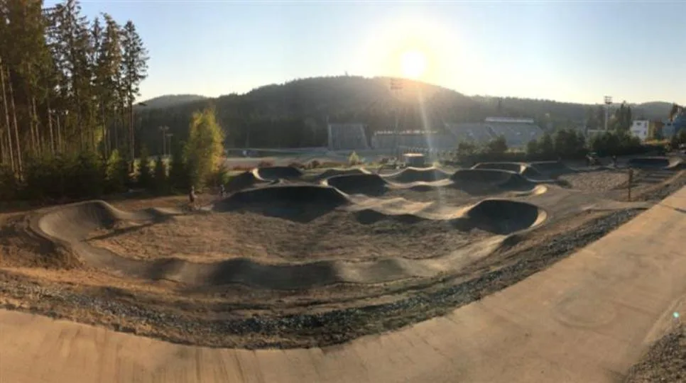 Výzva pro začátečníky i zkušené jezdce: Vysočina Arena má novou pumptrackovou dráhu
