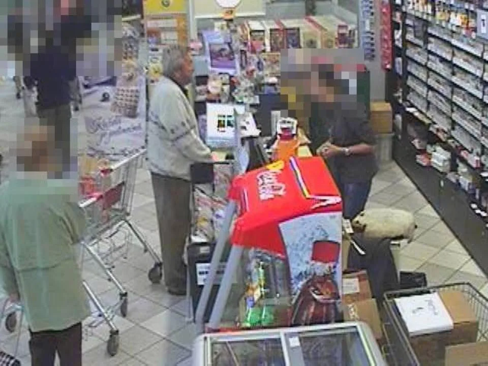 Senior přišel v obchodě o peněženku. Není vám muž na fotce povědomý? 