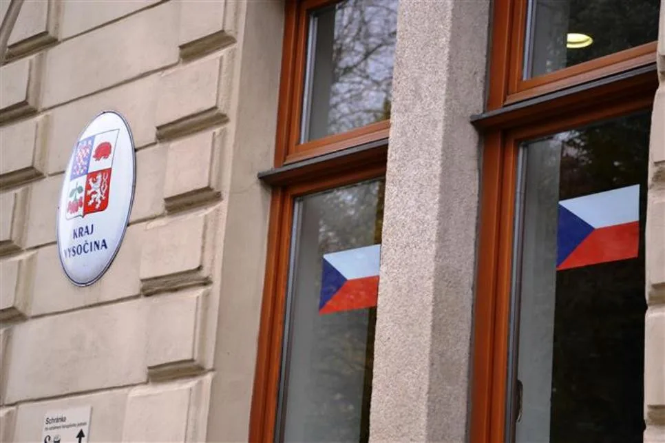 Kraj se připojil k vytvoření nového rekordu. Úřad zdobí šestnáct českých vlajek