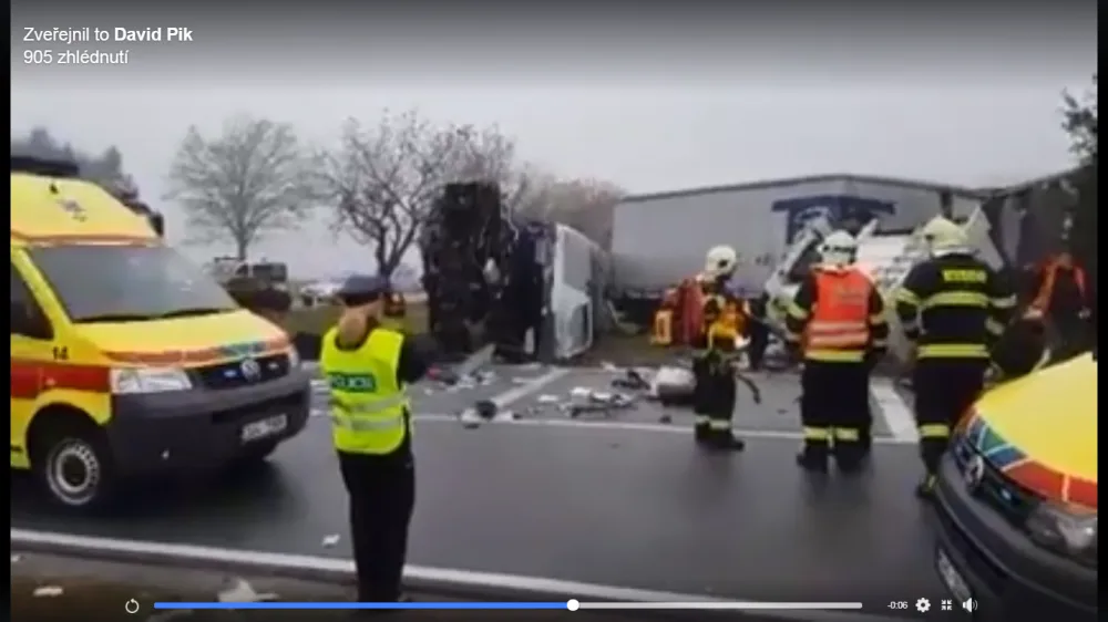 U Věžnice se střetl linkový autobus s tahačem. Zraněno bylo deset lidí, z toho tři vážně
