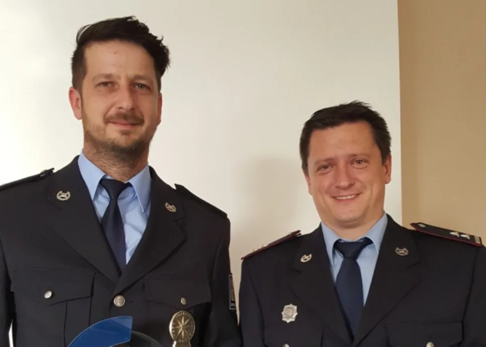 Nezletilý chlapec si podřezal žíly, zachránili ho však dva duchapřítomní policisté