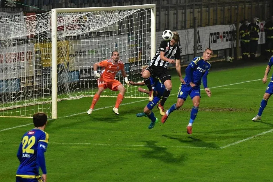 Bitvu o čelo druhé ligy zvládli lépe České Budějovice. Vysočina je po prohře 2:0 o skóre druhá