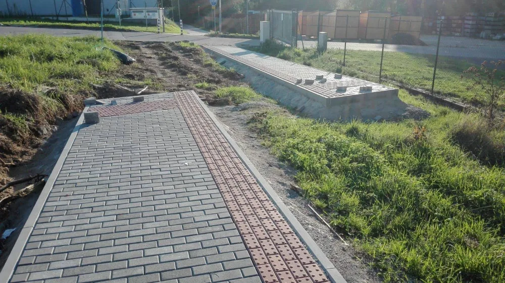 V Hruškových Dvorech mají zvláštní nový chodník. Jeho části na sebe nenavazují