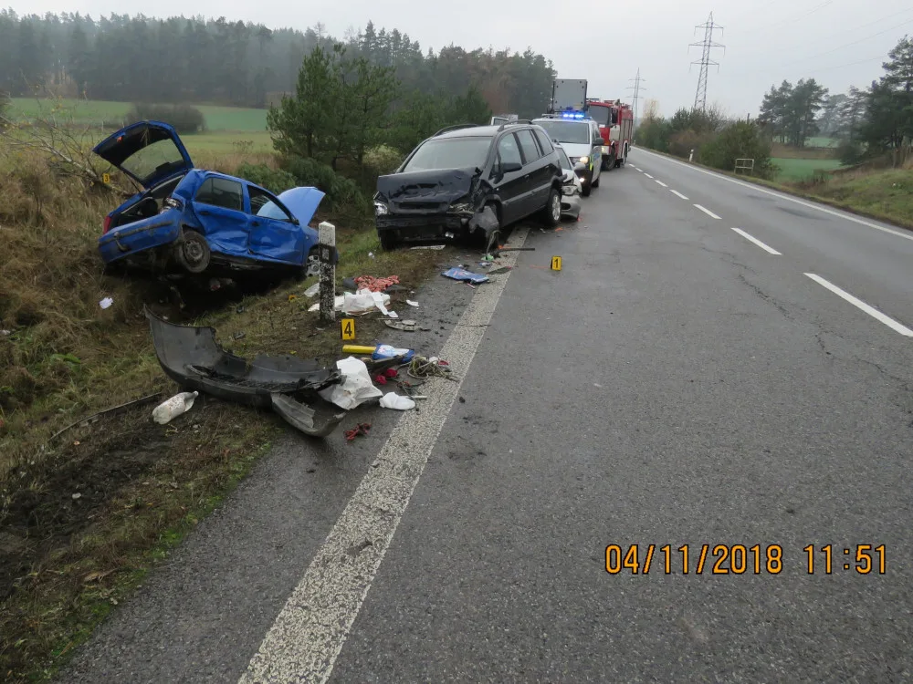 Devatenáctiletý řidič nezvládl vysokou rychlost a dostal smyk. Naboural policejní auto, tři muži se zranili