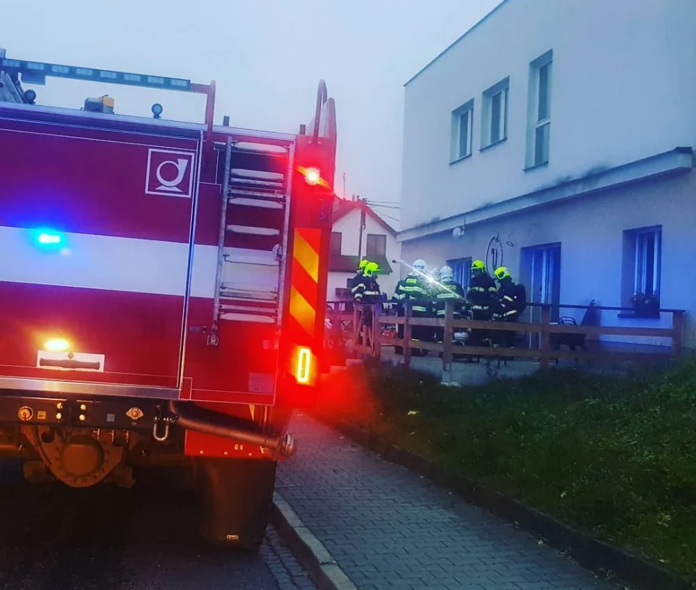 V jihlavské Pasece dnes ráno hořelo. Lidé nabízí pomoc s úklidem po požáru