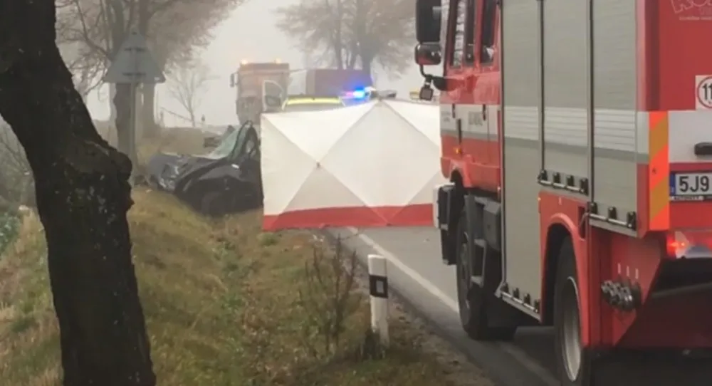 Tragická nehoda u Větrného Jeníkova: Řidič nepřežil náraz do stromu. Silnice je uzavřena