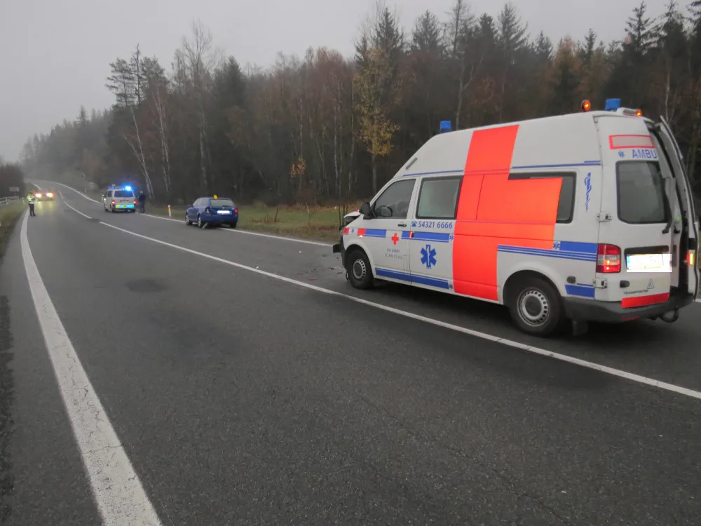 Neviděli jste včerejší nehodu sanitky s osobákem? Policisté uvítají hlavně záznamy z palubní kamery
