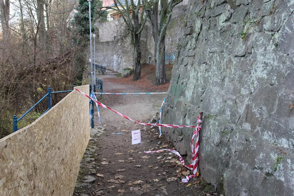 Poblíž kostela sv. Jakuba se rozpadá historická zeď. Nevstupujte na cestu, je to nebezpečné, varuje policie