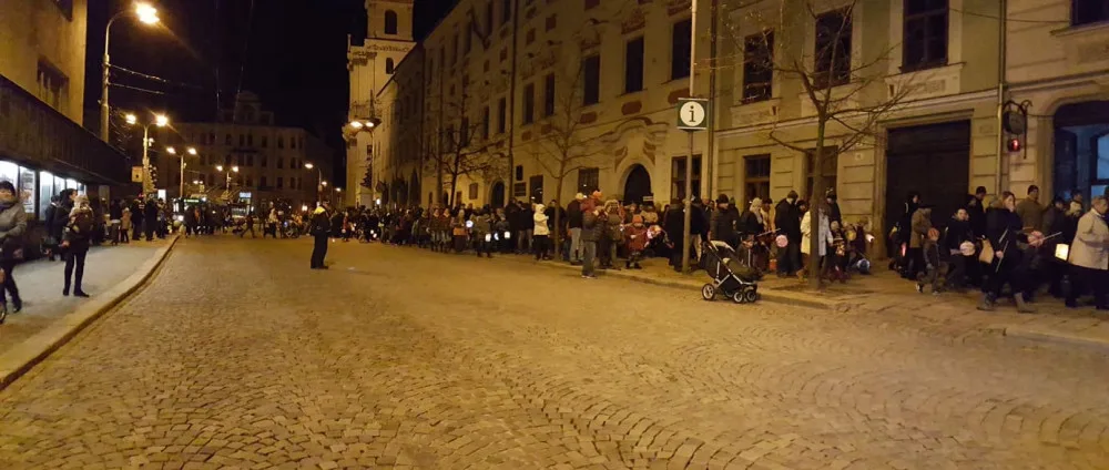 Jihlava si připomíná události 17. listopadu. Její centrum se rozzářilo lampiony