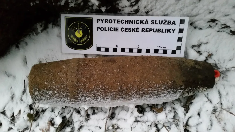 Nalezený granát pyrotechnik zlikvidoval na místě. Přivoláni byli i hasiči