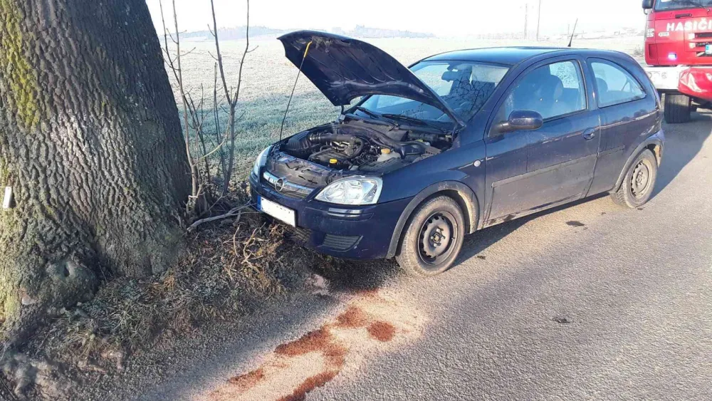 Řidička u Telče narazila do stromu. Vrtulník ji transportoval do brněnské nemocnice