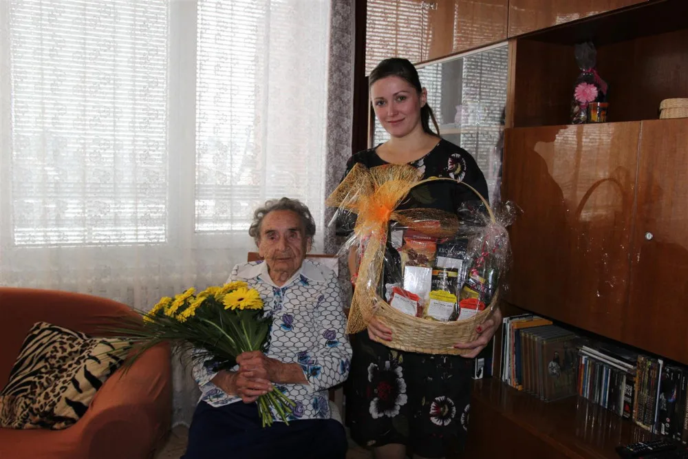 Nejstarší Jihlavačka Helena Kyralová slaví 104 let. S gratulací přišla i její bývalá sousedka Karolína Koubová