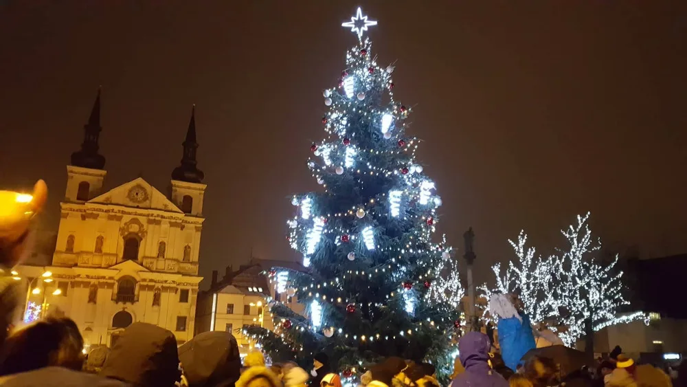 VIDEO, FOTO: Jihlava vstoupila do adventu rozsvícením vánočního stromku na náměstí
