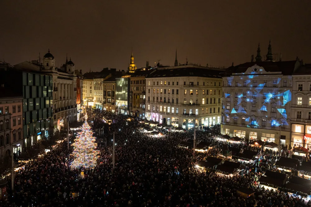 Rozsvícení stromu na náměstí Svobody přihlížely desetitisíce lidí