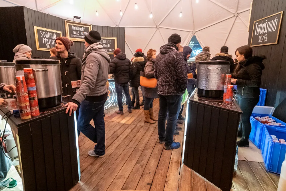 Zimní bar s Turbomoštem na náměstí Svobody