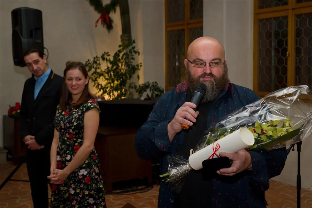 Zleva: uvolněný radní Daniel Škarka, primátorka Karolína Koubová a oceněný Petr Píša