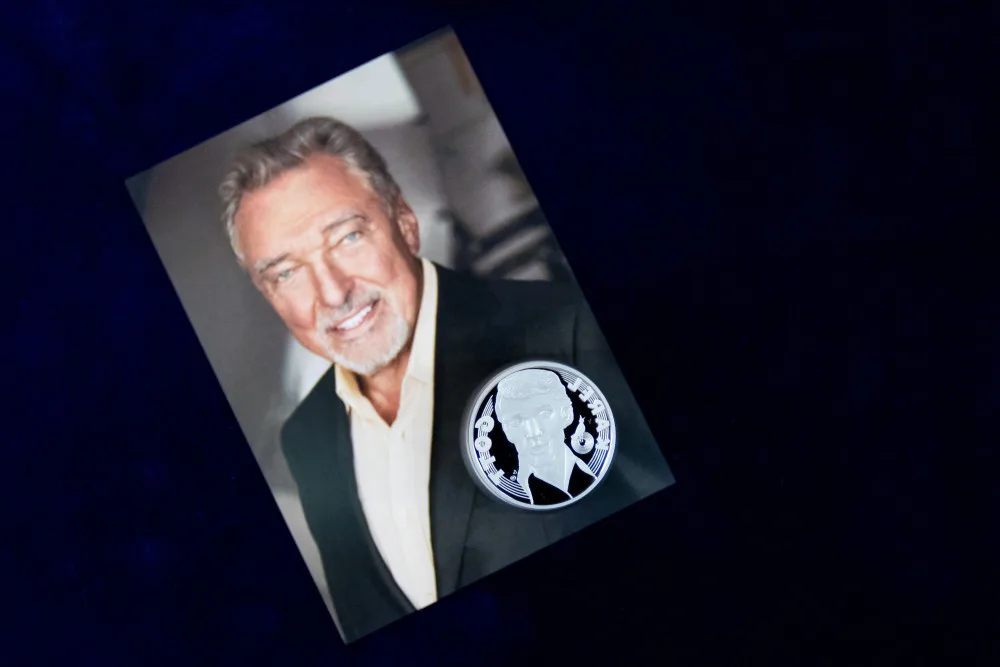 Karel Gott při slavnostní ražbě pamětní medaile