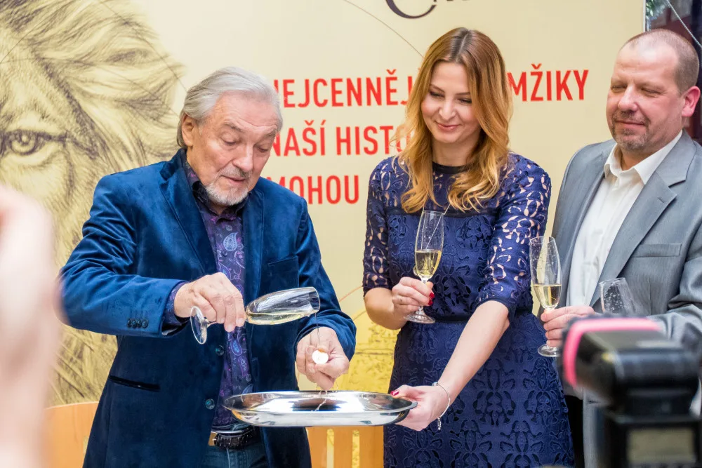 Karel Gott při slavnostní ražbě pamětní medaile