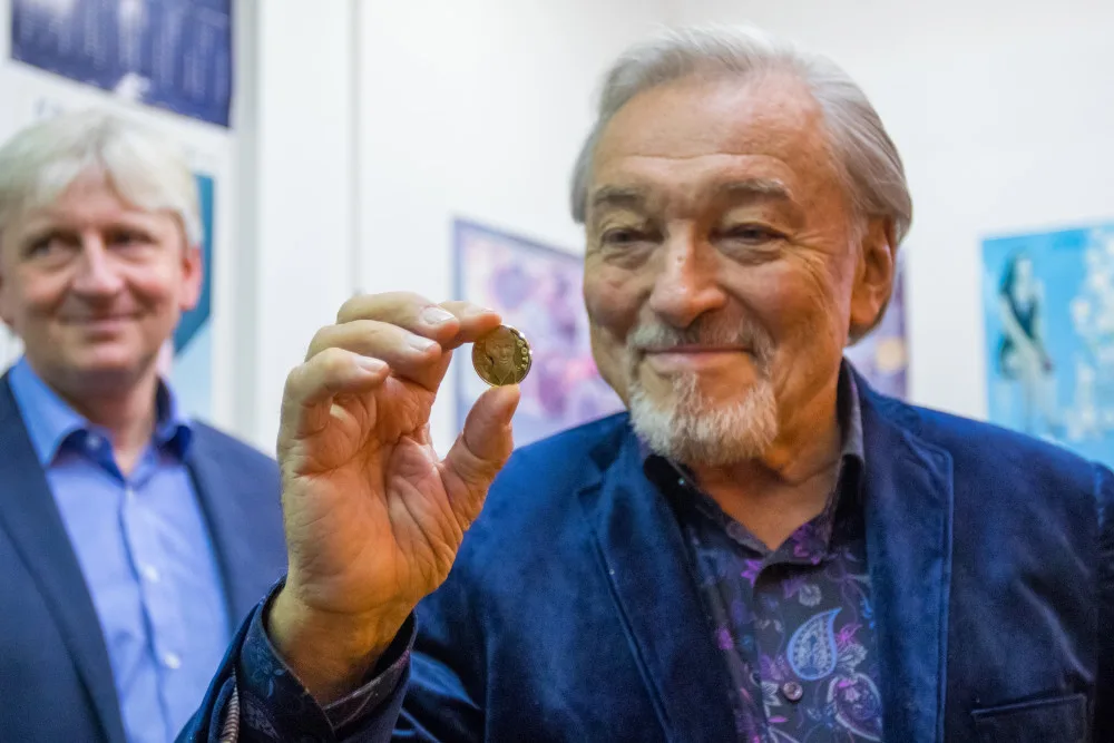 Karel Gott při slavnostní ražbě pamětní medaile