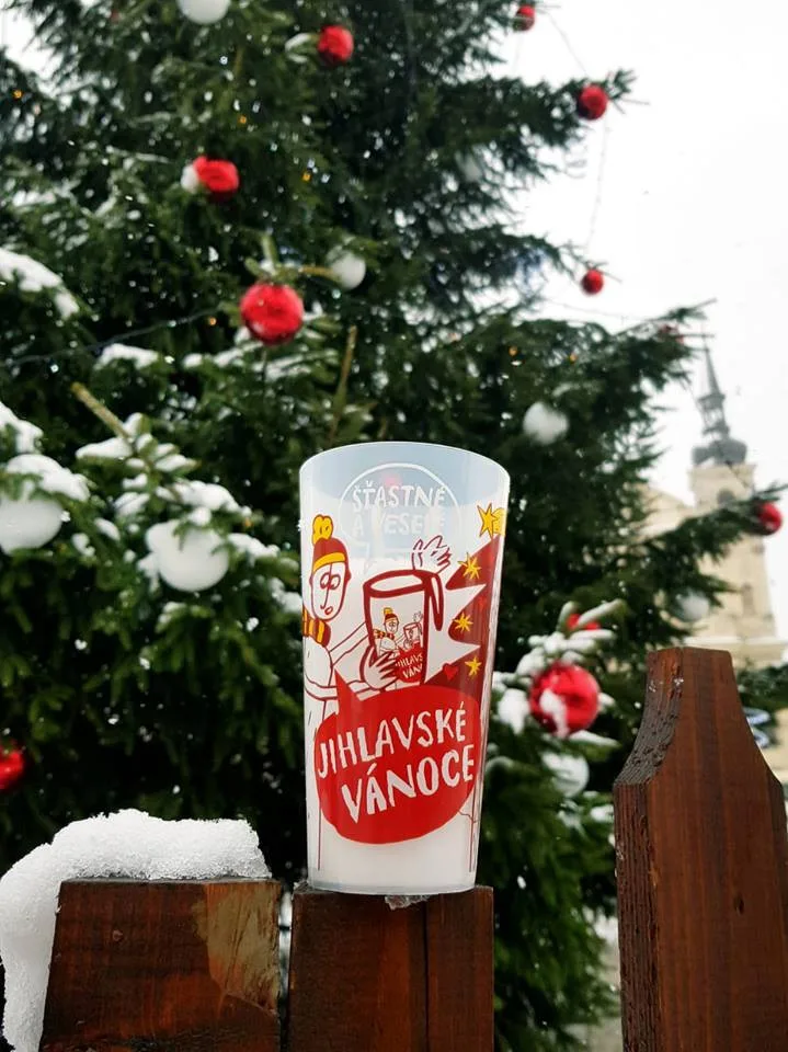 Na Vánočním jarmarku se bude pít z vratných kelímků. Budou mít jihlavské vánoční motivy